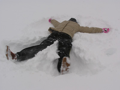 Canada_Laura-making-snow-angel